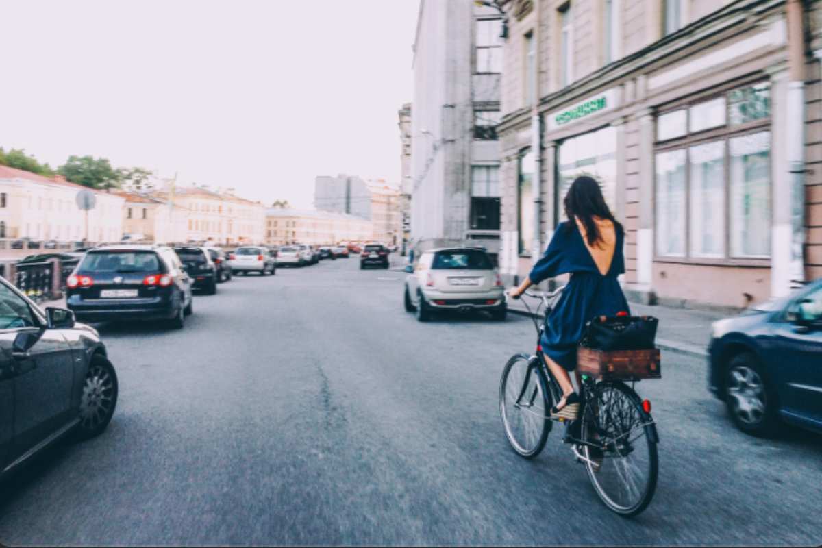 ciclista in mezzo alle auto