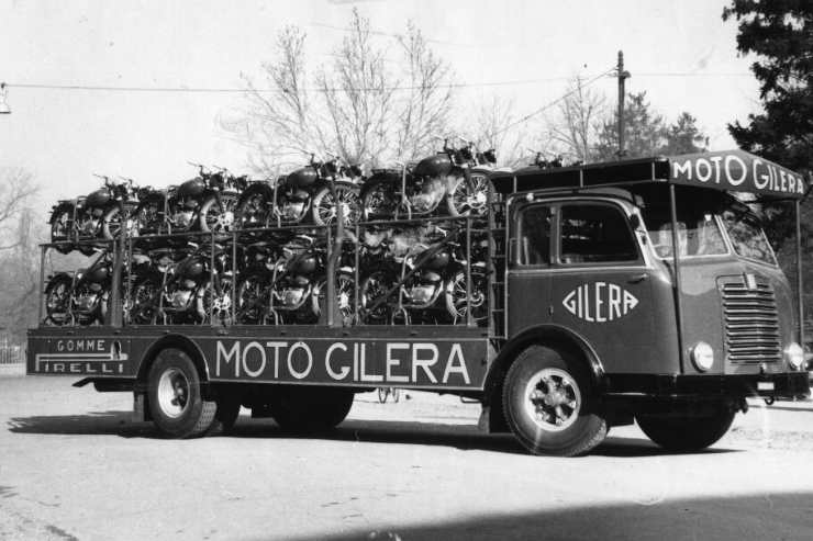 Camion che trasporta Moto Gilera