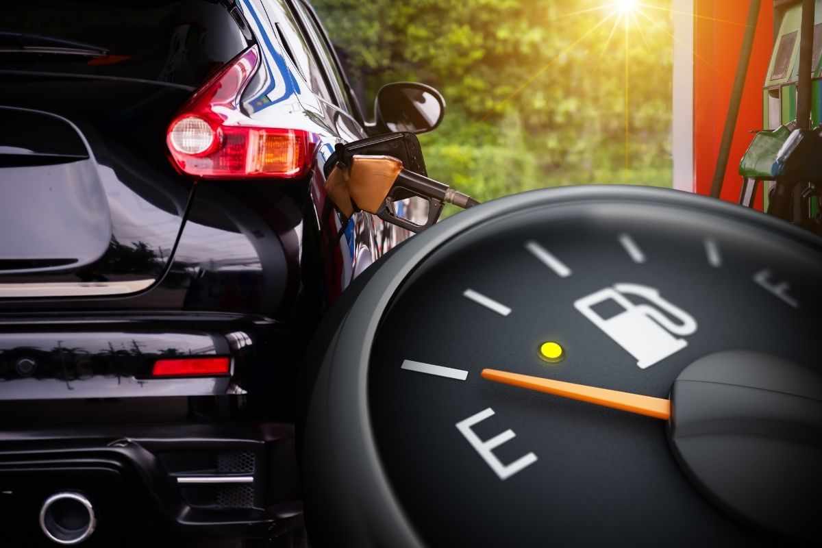 Carburante automobile alla stazione di servizio