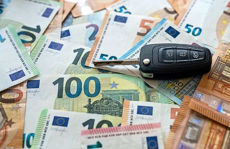 Chiavi di un'automobile poggiata su banconote euro