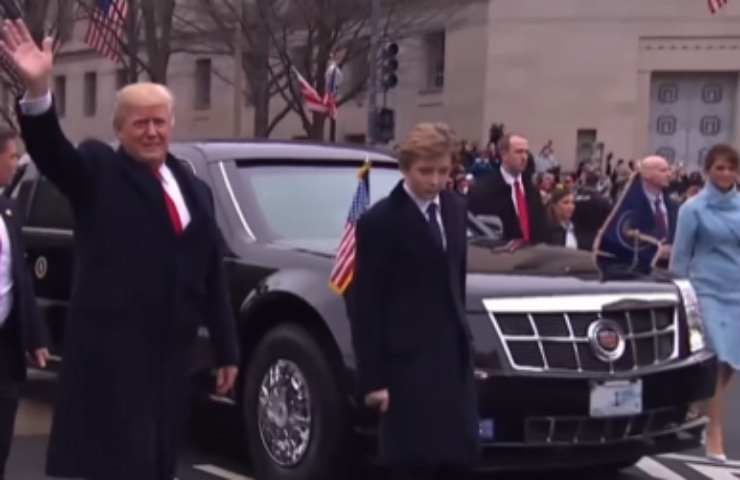 Donald Trump e famiglia con la Cadillac presidenziale