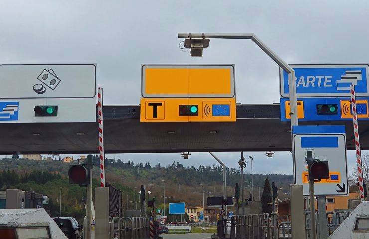 Corsia di telepedaggio al casello autostradale