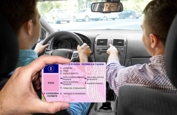 Due persone in auto girano per la città