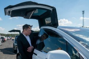 Elon Musk, problemi con Tesla