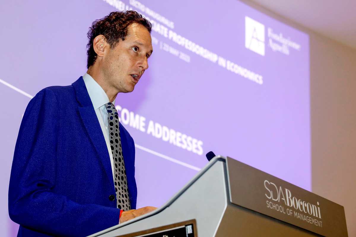 John Elkann nel corso di una conferenza