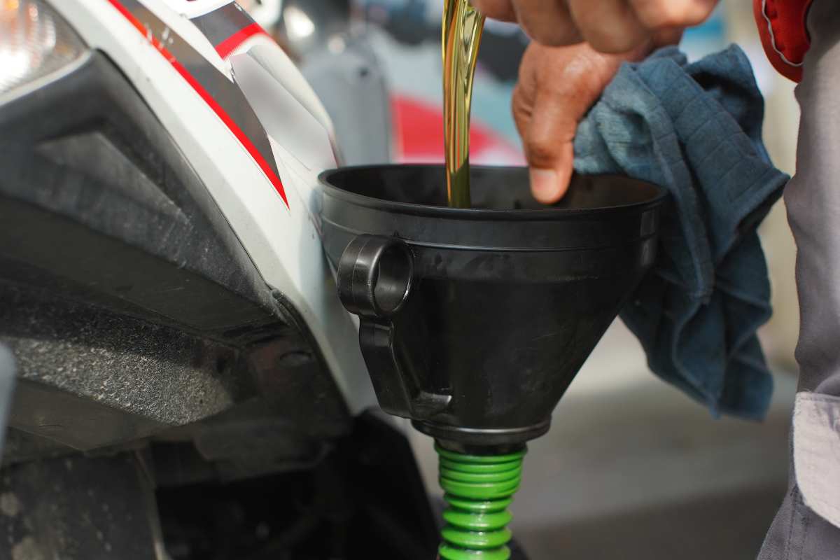 Cambio di olio nel motore di una moto