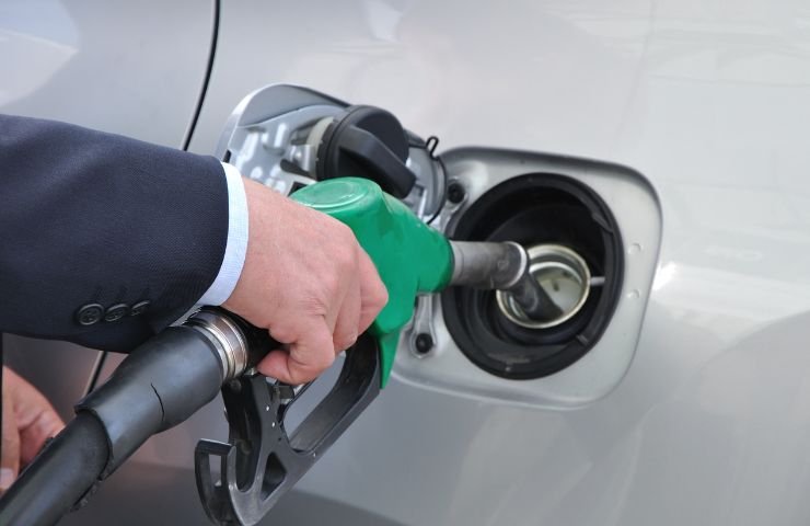 Persone effettua rifornimento benzina