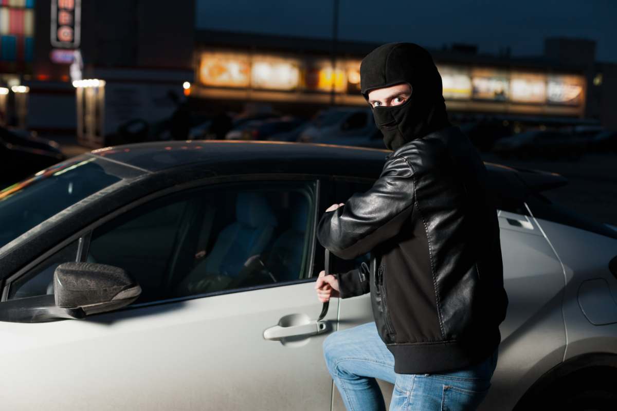 Un ladro di auto in azione