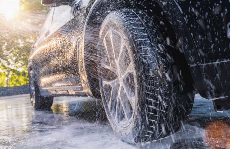 Un'auto sottoposta a lavaggio