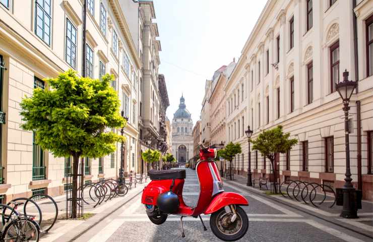 Una Vespa 50 Special in strada