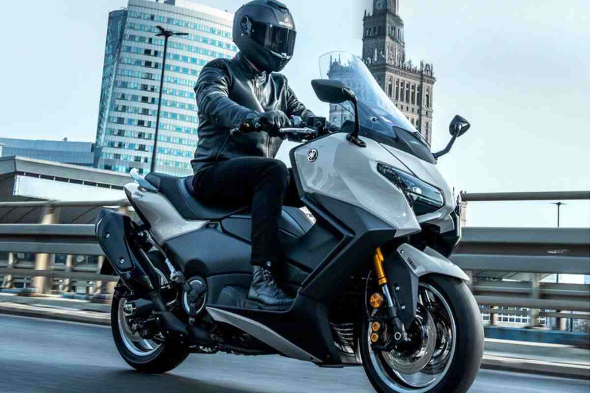 Uno Yamaha Tmax in strada